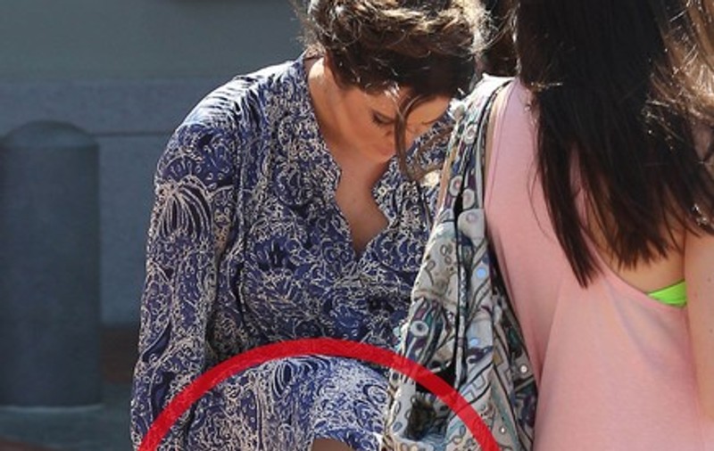 Khloe Kardashian s-a făcut de râs în plină stradă! Vezi ce a arătat, din cauza vântului | FOTO