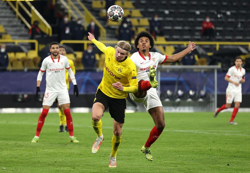 Haaland, stânga, a semnat o „dublă” pentru Dortmund. Foto: EPA