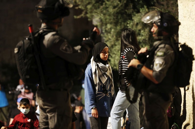 Palestinienii au protestat în mod repetat în Ierusalimul de Est săptămâna trecută, sunt privirea atentă a forțelor de securitate israeliene, în așteptarea deciziei privind evacuarea familiilor palestiniene din Sheikh Jarrah FOTO: EPA
