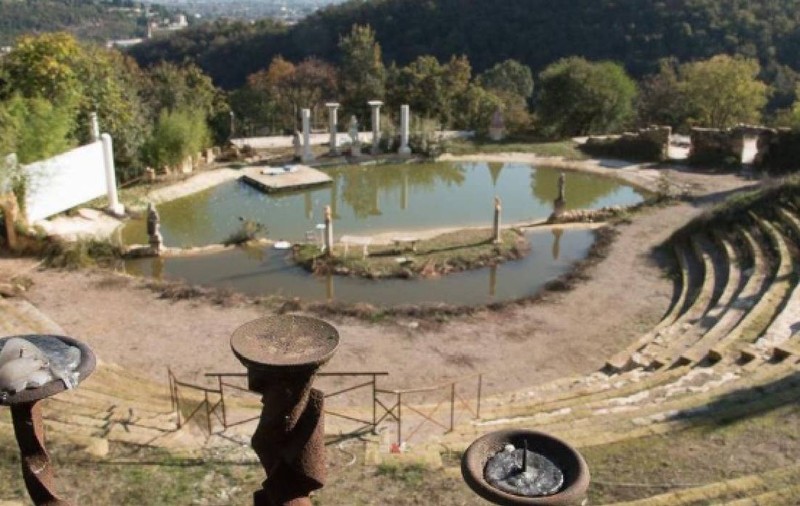 Un italian a țepuit turiștii cu un amfiteatru antic fals, construit la el în curte din polistiren și beton: cerea 43 de euro pentru intrare