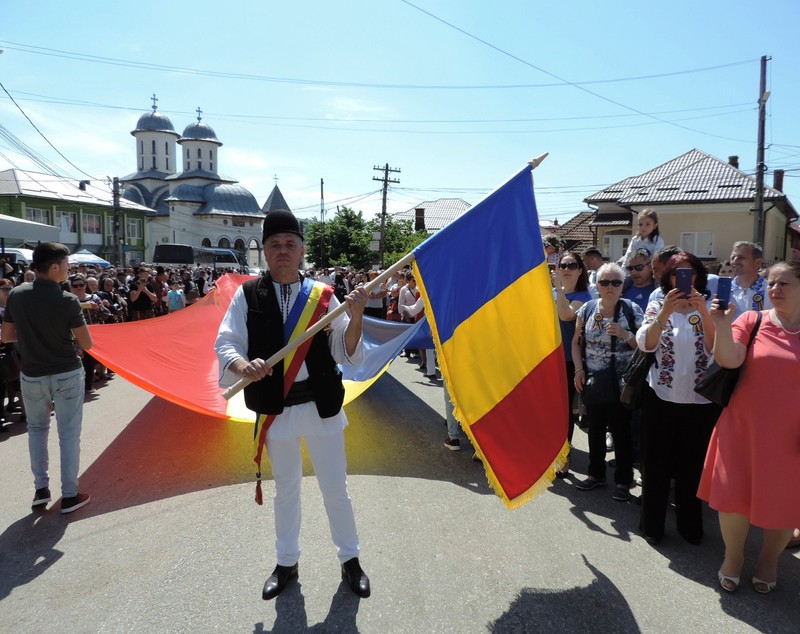Sătenii din Corbi i-au făcut plângere primarului că le-a asfaltat o uliță în sat. Motivul incredibil pentru care au recurs la acest gest