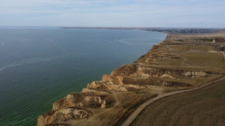 Vedere de sus a munților de lut, stâncilor și dealurilor din apropierea estuarului Niprului. Stanislav, Marele Canion al regiunii Herson. Ucraina | Foto: 123rf