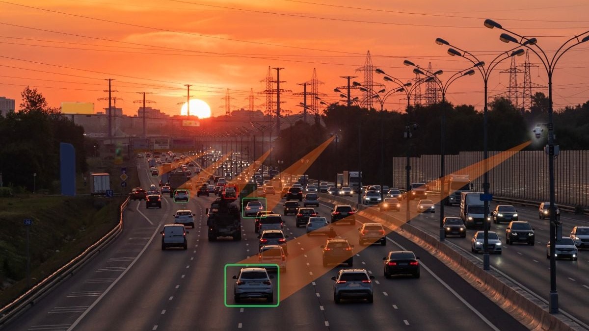 Cameră de supraveghere a traficului rutier cu inteligență artificială; inteligența artificială este integrată în sistemul de control al traficului dintr-o metropolă; apus de soare pe o autostradă aglomerată.