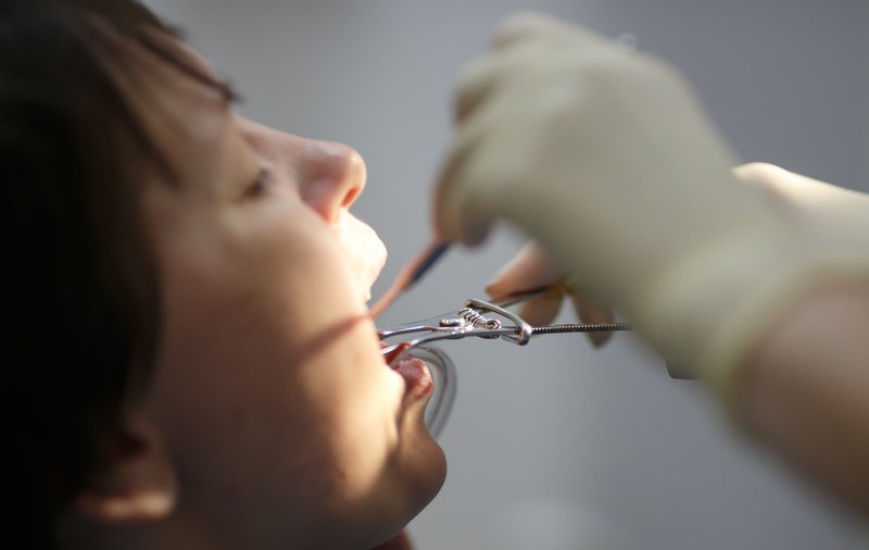 Falsul dentist din Prahova, trimis în judecată la doi ani după ce a fost reclamat