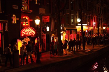 Oficialii din Amsterdam vor să schimbe obiceiurile turiștilor care le vizitează orașul