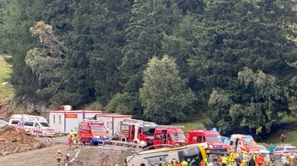 Un autocar cu turiști s-a răsturnat în estul Elveției Mai multe persoane au murit Sursa foto: captură X @Blickch