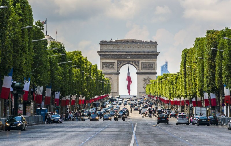 Bulevardul Champs-Elysees din Paris va fi transformat într-o „grădină extraordinară”. Costul proiectului: 250 de milioane de euro