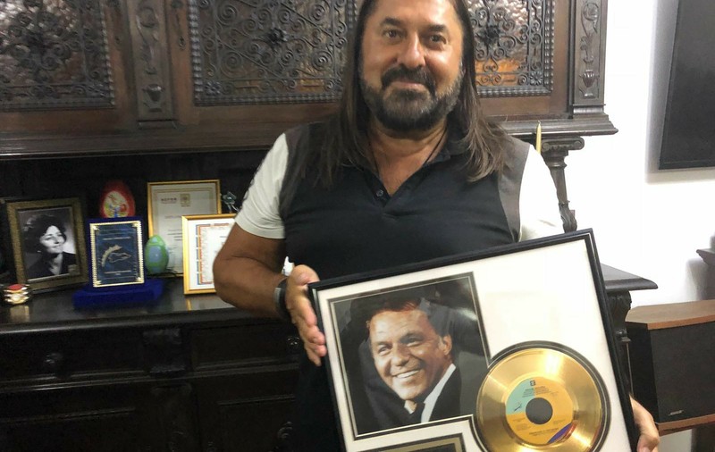 EXCLUSIV/Gheorghe Gheorghiu deține una din cele 5000 de copii ale ”Discului de Aur” jubiliar ”Strangers in the Night”- a lui Frank Sinatra