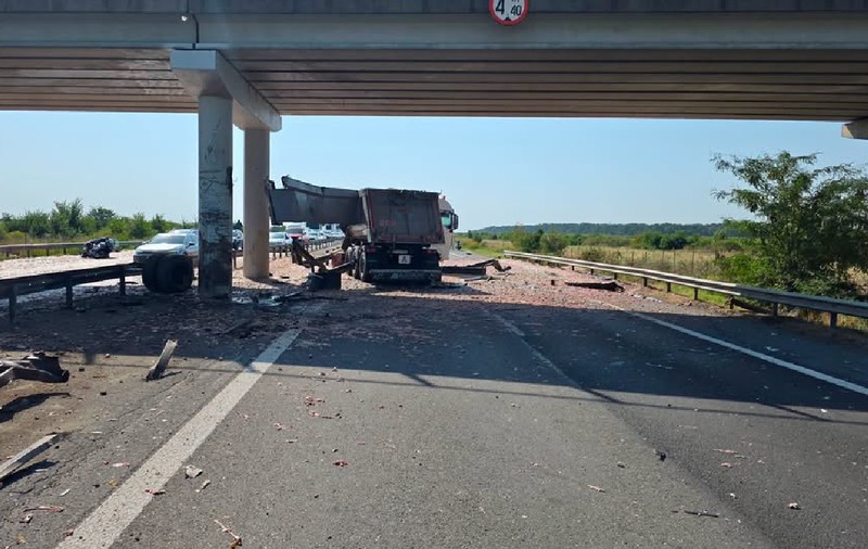 Un TIR încărcat cu pui a lovit un pod de pe Autostrada A1 București - Pitești și a blocat traficul după ce marfa s-a împrăștiat pe carosabil