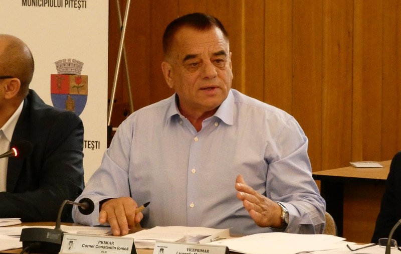 VIDEO / Primarul din Pitești a umilit o jurnalistă din Republica Moldova. "Sunteţi nişte postaci, nu ziariști"