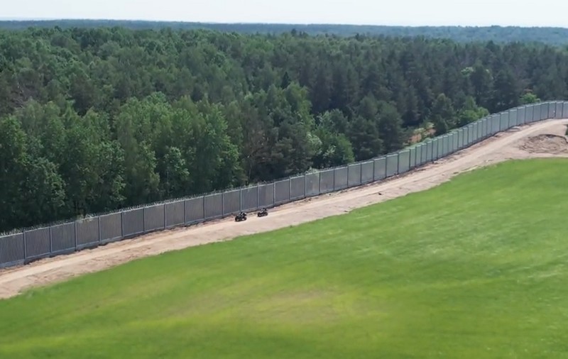 Polonia a ridicat 140 de kilometri de gard înalt de 5 metri la granița cu Belarus