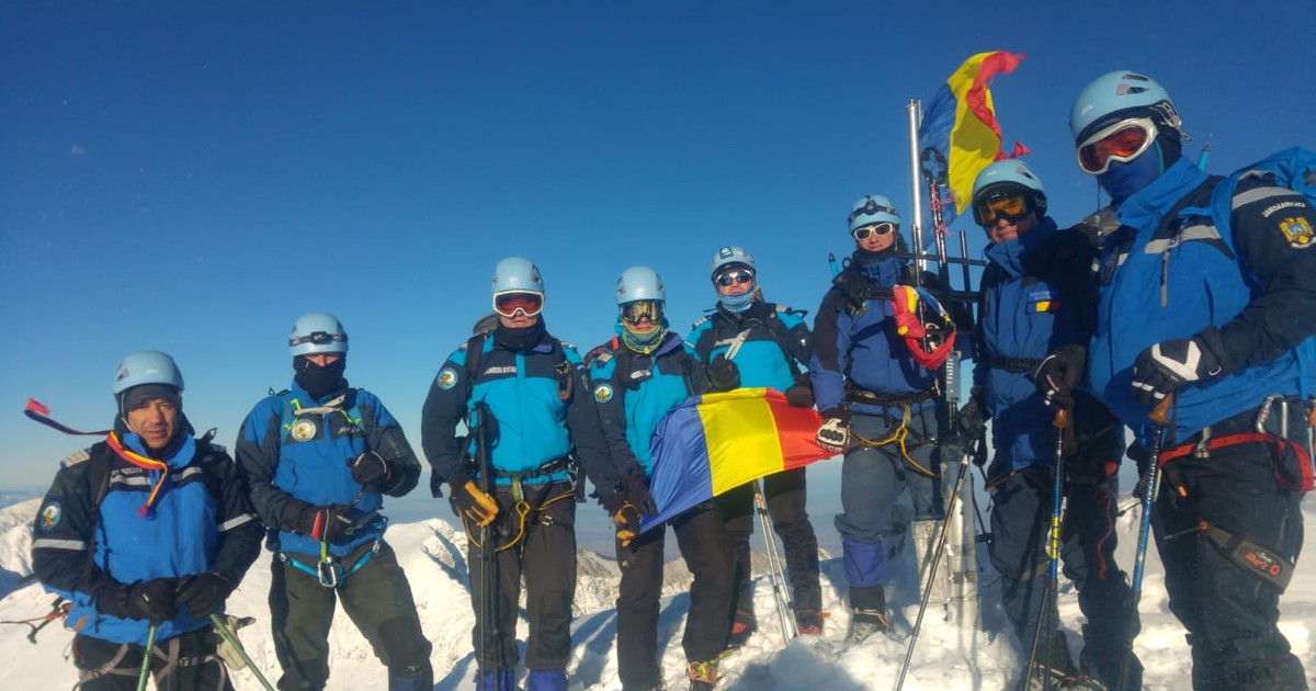 Jandarmii montani care au pus tricolorul pe cei mai înalți munți din România, în 2018, cu ocazia Centenarului Marii Uniri