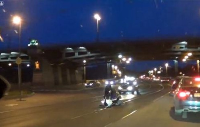 INCREDIBIL! Un pieton a fost aproape să omoare un motociclist! | VIDEO