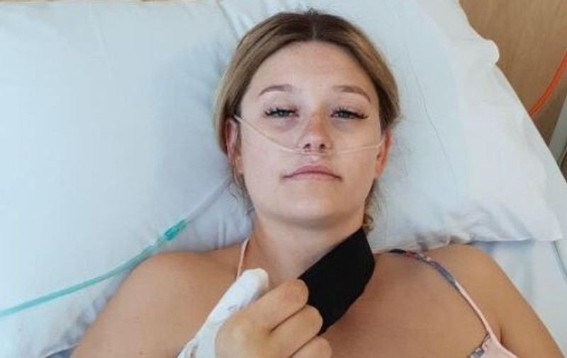 FOTO | O studentă a dezvoltat un tip rar de cancer și i s-a amputat un deget din cauza unui obicei pe care îl fac toți oamenii
