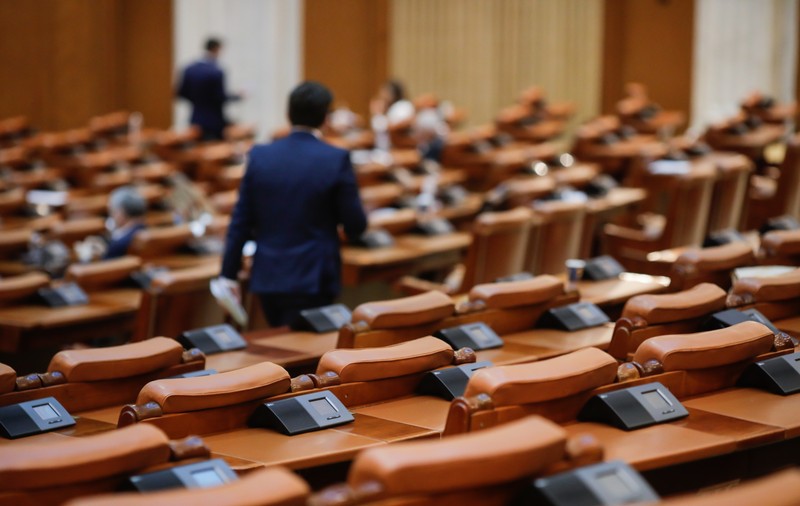 Mai vine omul, dar mai și pleacă. De ce nu trăim o criză a democrației, ci una a „clasei politice” care se crede de neînlocuit