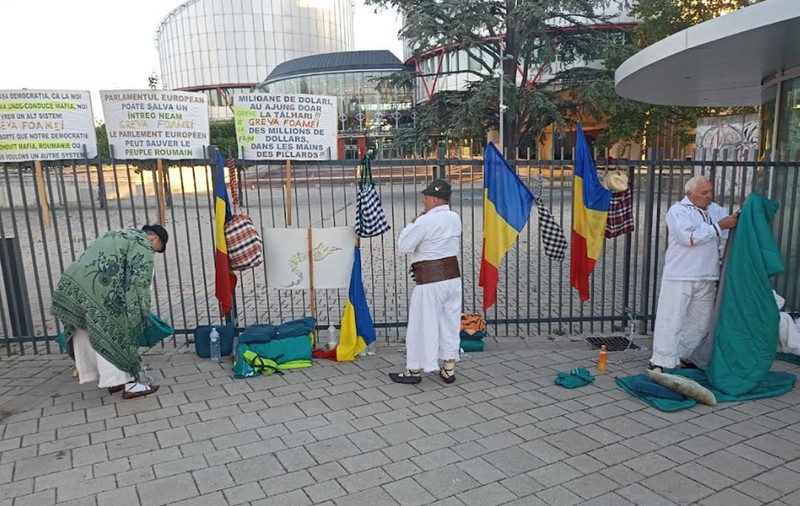 Maramureșenii în greva foamei care au dormit în fața Parlamentului European și CEDO, primiți înăuntru