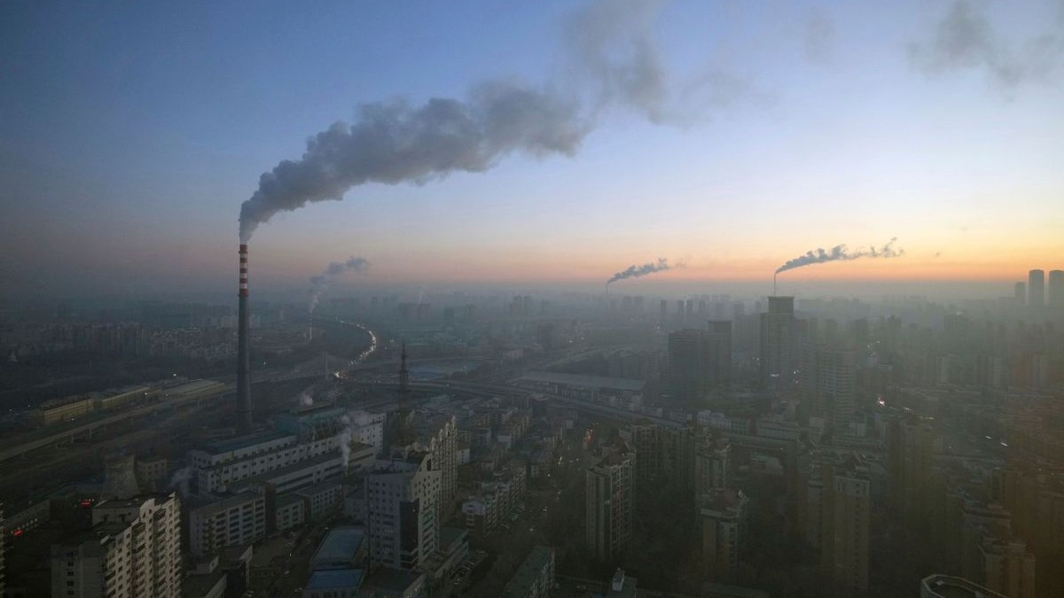 Orașul din Shenyang, provincia Liaoning, China, încețoșat de fumul produs de sistemul public de încălzire, 18 decembrie 2024.
