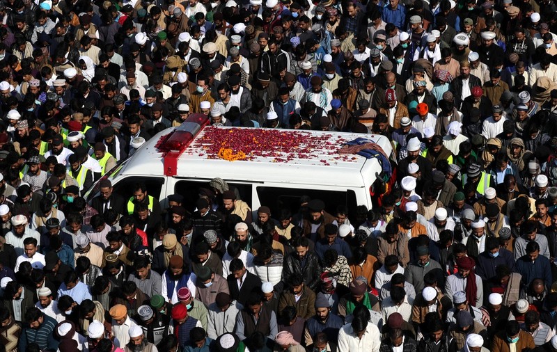 Imagini din Pakistan, în plină pandemie: Zeci de mii de oameni prezenți la înmormântarea unui cleric