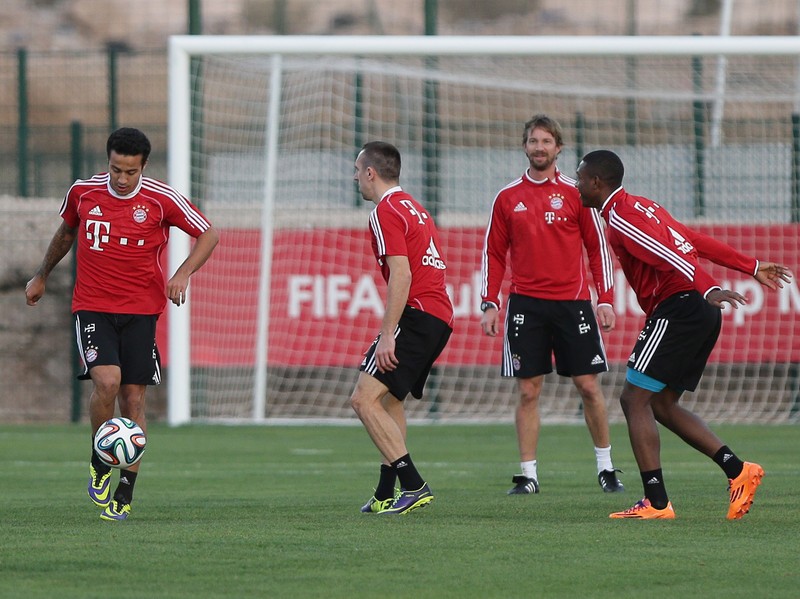 epa03992449 FC Bayern Munchen players Thiago (L) Franck Ribery (C) during their team' s training session in Agadir, Morocco, 15 December 2013. FC Bayern Munchen will face Guangzhou Evergrande FC in the FIFA Club World Cup semi final soccer match on 17 December 2013. EPA/MOHAMED MESSARA