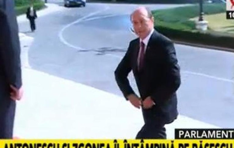 CINE E PRIMUL OM cu care A DAT MÂNA BĂSESCU atunci când a ajuns la Parlament | VIDEO