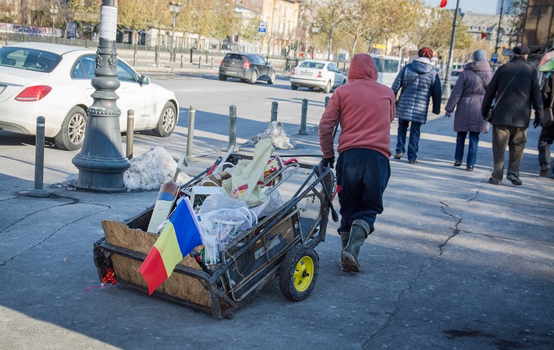 Cum vrea să vindece Guvernul „boala cronică” a țării: sărăcia. Cu o lege din 2016, tichete de muncă și mașini electrice