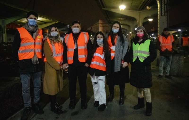 Revanșa „vestelor portocalii” în fața lui Google Translate. Traducătorii voluntari dovedesc în criza refugiaților că participarea și competența umană sunt de neînlocuit