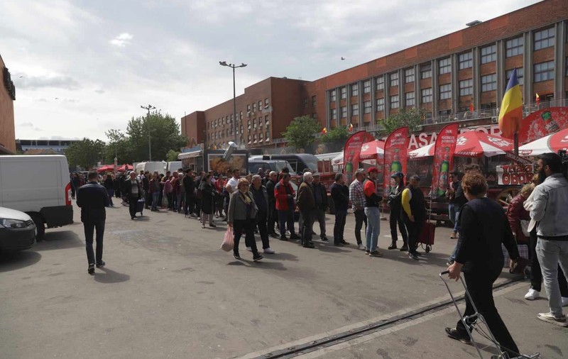 Coadă imensă în Piața Obor din București la micii de 1 Mai. FOTO
