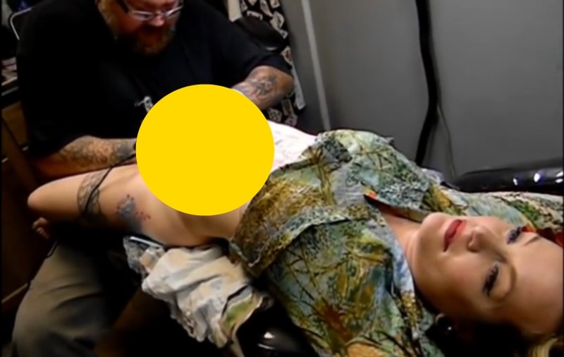 Filmată în timp ce își TATUA ZONA INTIMĂ! Ce a făcut din cauza DURERII | VIDEO