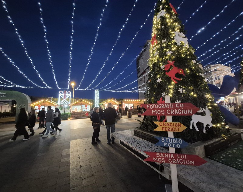 Ce s-a văzut la Târgul de Crăciun din Constanța în prima zi: urși suspendați pe un bloc în construcție, butoaie murdare și patinoar fără gheață 
