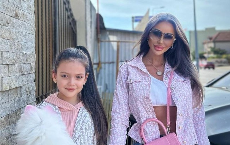 Bianca Drăgușanu a mers împreună cu fiica ei la salonul de înfrumusețare. Sofia, în vârstă de 6 ani, și-a făcut șuvițe blonde