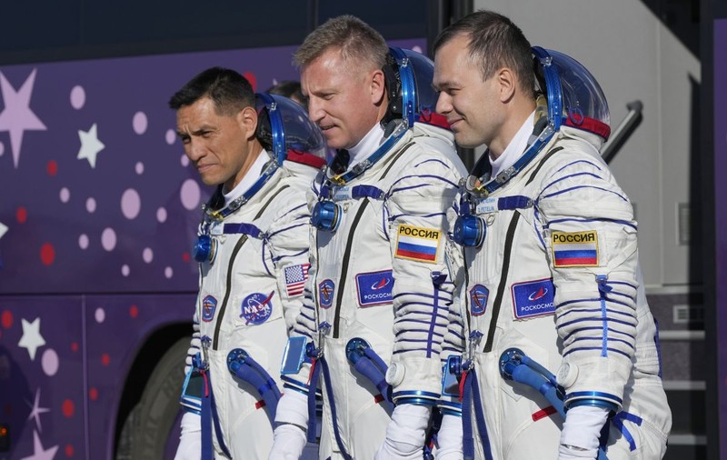 Rusia va trimite o misiune de salvare pentru trei cosmonauți blocați în spațiu după ce capsula lor a fost lovită de un micrometeorit