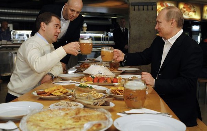 Putin şi Medvedev au ieşit la o bere 