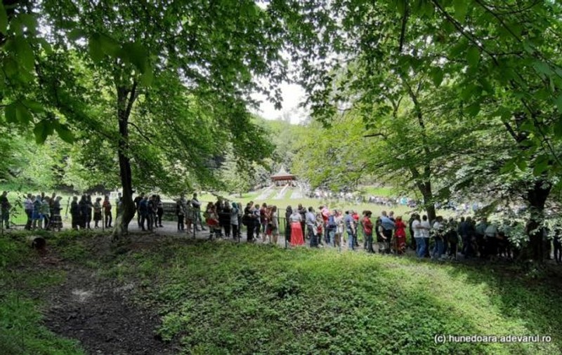 VIDEO | Mii de oameni la coadă la mormântul lui Arsenie Boca. Aglomerație la Mănăstirea Prislop, fără respectarea distanțării sociale