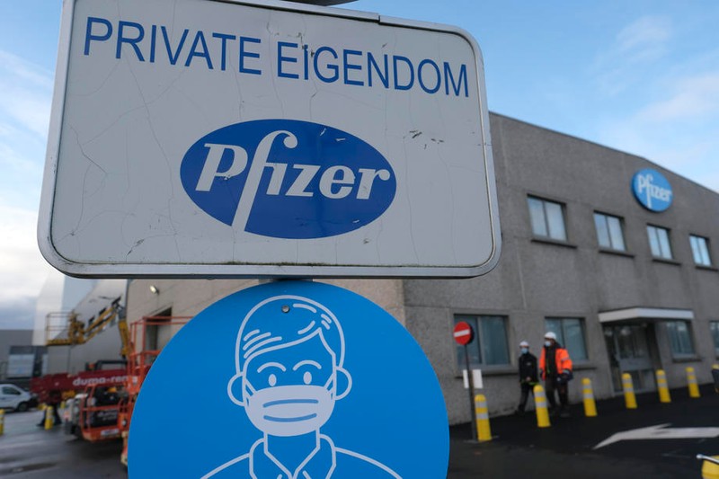 Fabrica Pfizer din localitatea Spoor, în apropiere de Anvers, Belgia, a fost modernizată pentru a mări capacitatea de producției a vaccinurilor anti-COVID-19 | Foto: EPA