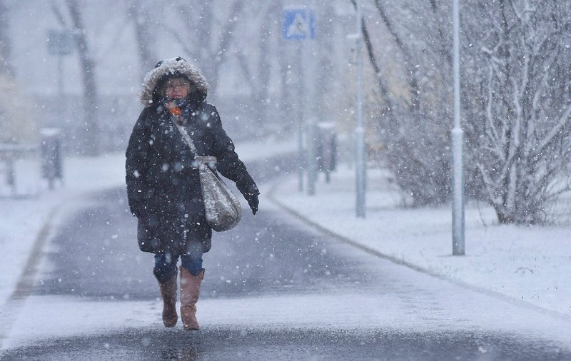 Cod portocaliu de ninsori și strat de zăpadă de până la 50 cm de marți seară, în 12 județe și București