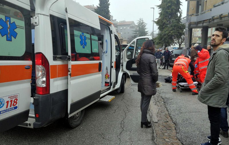 FOTO / Atac asupra imigranților, în orașul italian Macerata. Suspectul a făcut salutul nazist când a fost arestat
