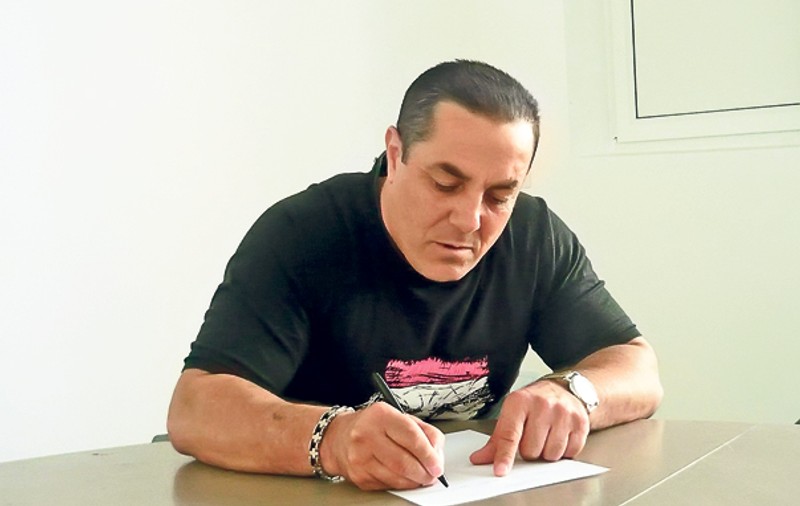 A învăţat la 50 de ani să îşi scrie numele