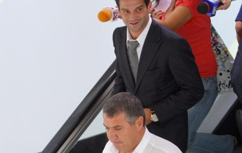 Pentru a continua la Milano, Chivu este forţat să renunţe la fraţii Becali