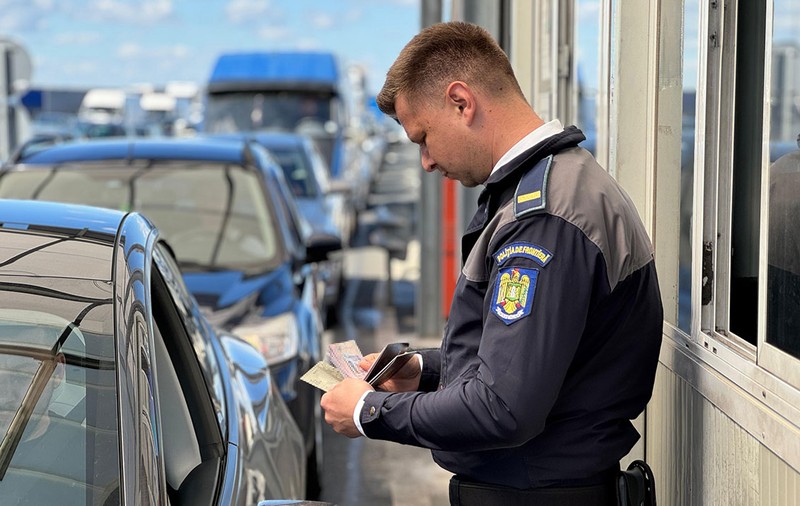 Aglomeraţie la ieşirea din ţară spre Ungaria. Timpii de aşteptare ajung la o oră şi jumătate