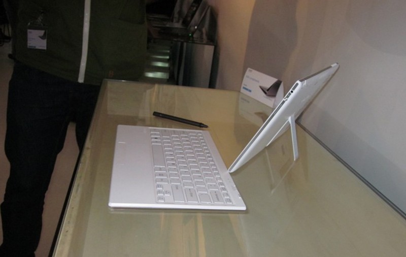 Aşa arată CEA MAI SUBŢIRE TABLETĂ PC DIN LUME cu Windows 8| FOTO