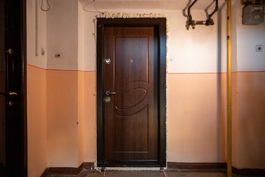 Ușa de la intrare în apartamentul în litigiu