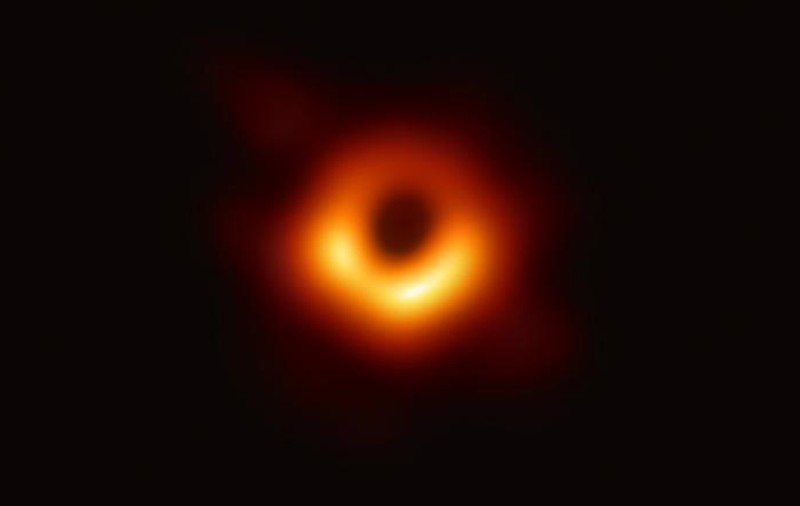 Eveniment istoric: Prima fotografie făcută vreodată unei găuri negre a fost dezvăluită