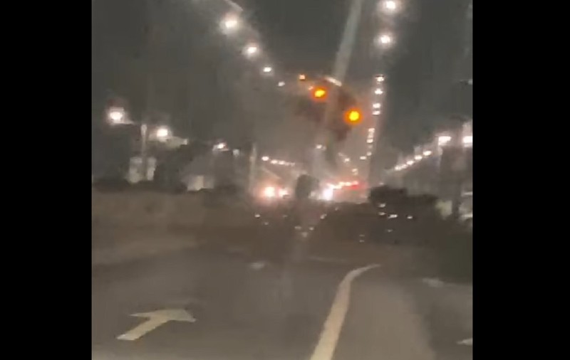 Un șofer de 73 de ani a zburat cu mașina peste un sens giratoriu din Brăila | VIDEO