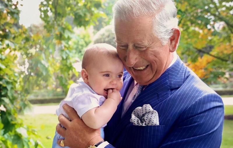 FOTO | Prințul Charles în ipostază de bunic. Fotografia alături de nepotul lui, Prințul Louis, a ajuns virală pe internet