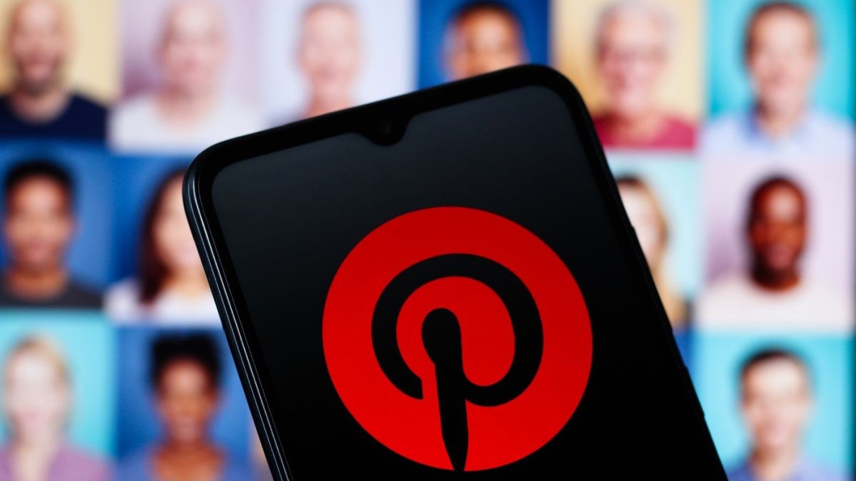 Sigla Pinterest este afișată pe ecranul unui smartphone, 6 noiembrie 2025