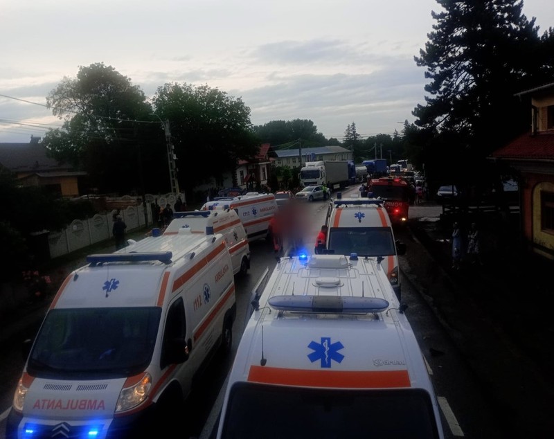 Accident cu 11 răniți, între care doi copii, în Suceava. O autoutilitară a intrat pe contrasens și a lovit două mașini