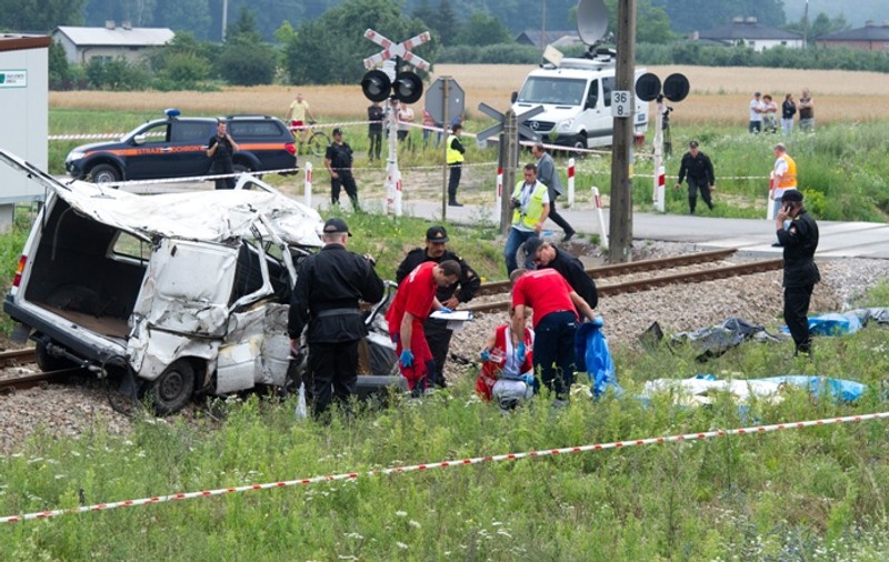 Opt morți, în urma coliziunii dintre un tren și un autobuz, în Polonia