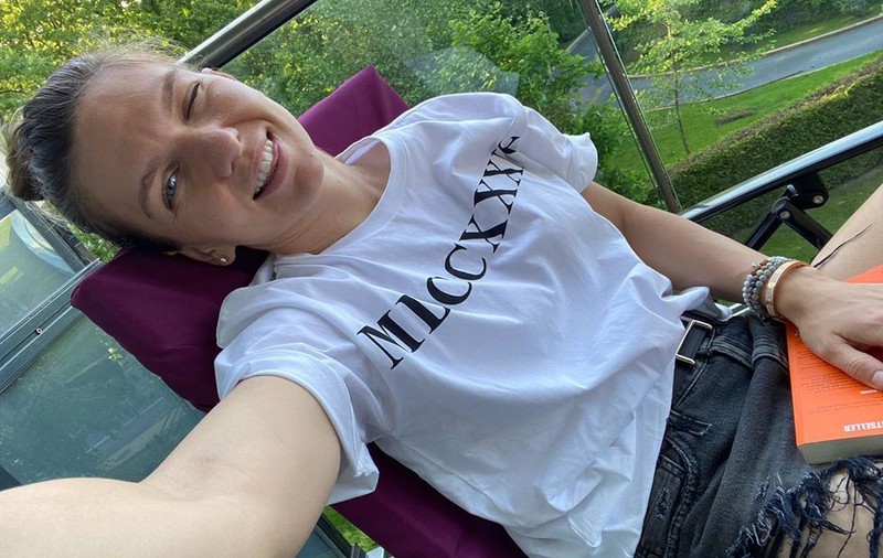 Simona Halep citește cartea “Arta subtilă a nepăsării”, pentru a învăța cum să învingă obstacolele