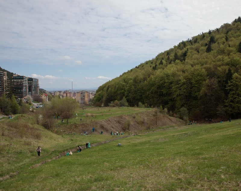 50 de ucraineni au strâns gunoaiele din locul preferat de picnic al brașovenilor, pentru 1 Mai. „Vă întoarcem ajutorul!”