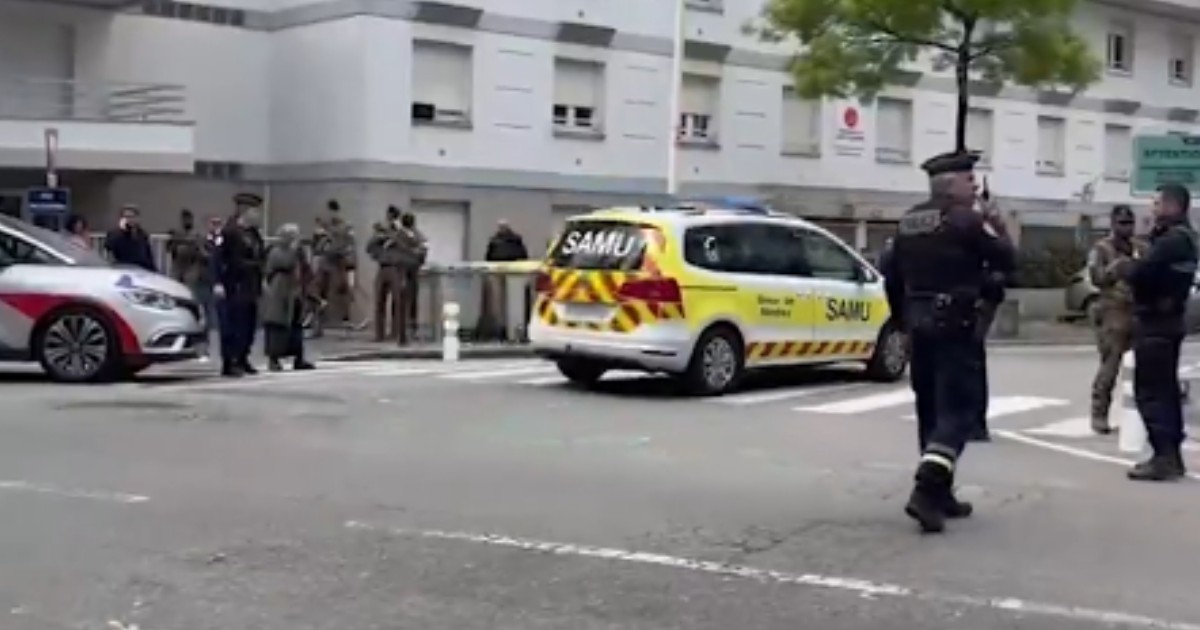 În imagine sunt ilustrați polițiști, o ambulanță, în urma unui incident